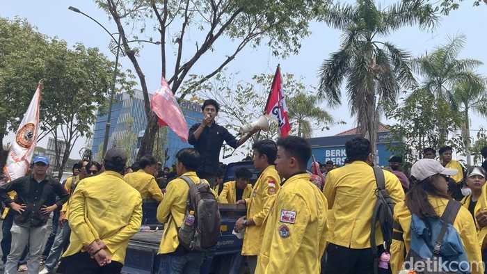 Demo di depan Kantor DPRD Kalsel.