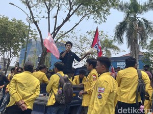 Puluhan Mahasiswa ULM Demo di Kantor DPRD Kalsel