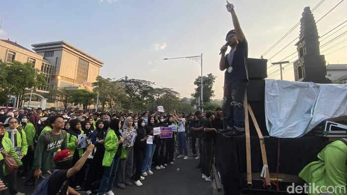 Suasana aksi mahasiswa di Jalan Pahlawan, depan Gedung Gubernuran Jateng, Kecamatan Semarang Selatan, Kota Semarang, Kamis (22/10/2026).
