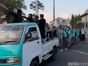 Massa Mahasiswa Aksi Penyampaian Aspirasi di Depan Balai Kota Solo