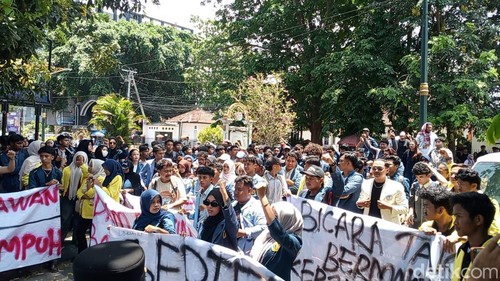 Ratusan mahasiswa di NTB demo kantor DPRD tuntut evaluasi 2 tahun kepemimpinan Prabowo-Gibran, Kamis (22/10/2026). (Foto: Ahmad Viqi/detikBali).