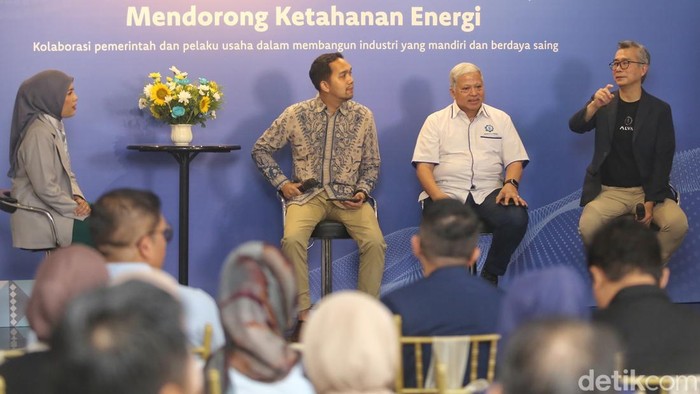 Suasana diskusi detikcom Leaders Forum Memperkuat Industri Kendaraan Listrik, Mendorong Ketahanan Energi di Jakarta, Selasa (20/10/2026). Hadir sebagai narasumber, Ketua Tim Kerja Industri KBLBB Direktorat IMATAP Kemenperin Patia Junjungan Monangdo, Ketua Bidang Teknologi EV Masa Depan & RND Periklindo Prabowo Kartoleksono dan CEO ALVA Purbaja Pantja.