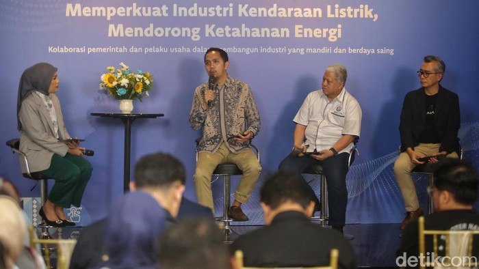 Suasana diskusi detikcom Leaders Forum Memperkuat Industri Kendaraan Listrik, Mendorong Ketahanan Energi di Jakarta, Selasa (20/10/2026). Hadir sebagai narasumber, Ketua Tim Kerja Industri KBLBB Direktorat IMATAP Kemenperin Patia Junjungan Monangdo, Ketua Bidang Teknologi EV Masa Depan & RND Periklindo Prabowo Kartoleksono dan CEO ALVA Purbaja Pantja.