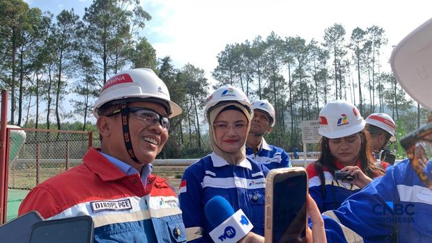 Direktur Operasional PGE, Andi Joko saat ditemui di Pembangkit Listrik Tenaga Panas Bumi (PLTP) Kamojang, Kabupaten Bandung, Jawa Barat, Kamis (22/10/2026). Direktur Operasional PGE, Andi Joko saat ditemui di Pembangkit Listrik Tenaga Panas Bumi (PLTP) Kamojang, Kabupaten Bandung, Jawa Barat, Kamis (22/10/2026). (CNBC Indonesia/Fergi Nadira)