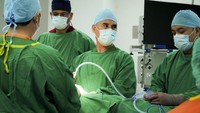 Dokter Tangani Kista Ginjal pada Lansia 76 Tahun dengan Bedah Robotik
