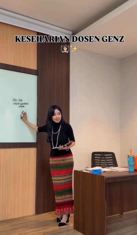 Dosen Gen Z viral usai bagikan rutinitas mengajar hukum di Medan. Gaya modis serta metode interaktifnya di dalam kelas sukses mencuri atensi publik. Dosen Gen Z viral usai bagikan rutinitas mengajar hukum di Medan. Gaya modis serta metode interaktifnya di dalam kelas sukses mencuri atensi publik.