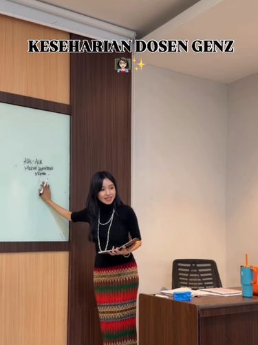 Dosen Gen Z viral usai bagikan rutinitas mengajar hukum di Medan. Gaya modis serta metode interaktifnya di dalam kelas sukses mencuri atensi publik.