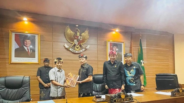 Rapat paripurna di DPRD Bangli, Kamis (22/10/2026).