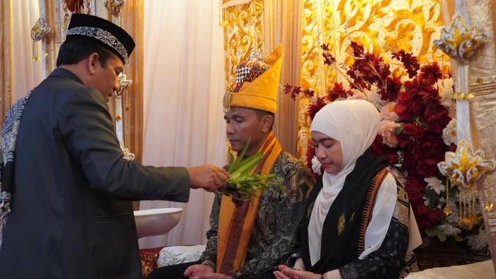 Foto: Danrem Lilawangsa Kolonel Inf Mustafa menjalani prosesi peusijuek pada acara pisah sambut. (Foto: Korem Lilawangsa)