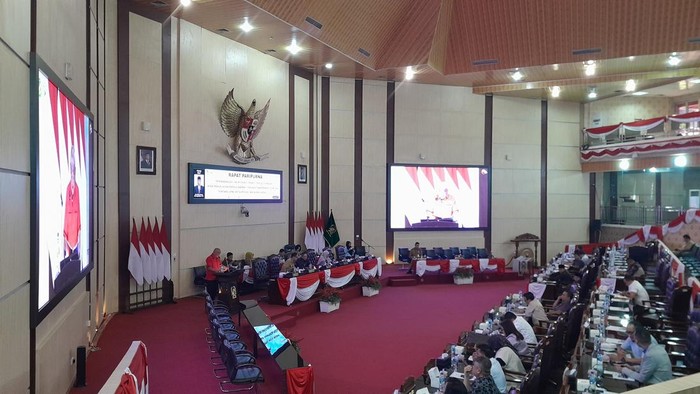Foto: Ketua Fraksi PDIP DPRD Medan Robi Barus dalam rapat paripurna. (Rechtin Hani Ritonga/detikSumut)