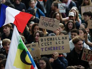 Bismillah, Cest Les Ténèbres Jadi Slogan Demo di Prancis, Apa Maksudnya?