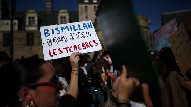 French high school and university students attend a demonstration in Nantes as part of an ongoing protest movement demanding better school conditions and government action, France, October 15, 2026. The slogan on the placard reads