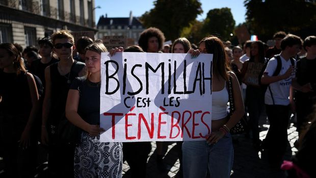 French high school and university students attend a demonstration in Nantes as part of an ongoing protest movement demanding better school conditions and government action, France, October 15, 2026. The slogan on the placard reads