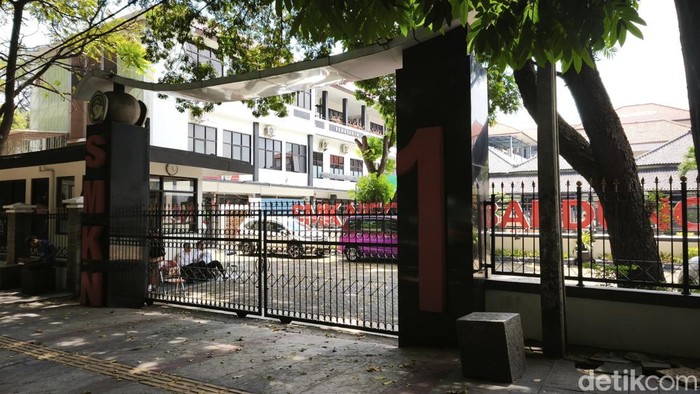 Gerbang SMKN 1 Bandung yang ditutup rapat