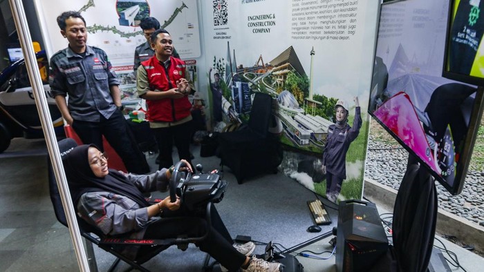 Pengunjung mengamati koleksi yang dipamerkan pada Global Innovation and Future Technology Summit (GIFTS) 2026 di Gelanggang Inovasi dan Kreativitas (GIK) Universitas Gadjah Mada (UGM), Sleman, DI Yogyakarta, Kamis (22/10/2026). GIFTS 2026 menjadi wadah untuk mempertemukan inovator, peneliti, pelaku industri, dan investor guna menjajaki kerja sama pengembangan hasil riset dan inovasi sesuai kebutuhan pasar. ANTARA FOTO/Rahid Putra Laksana/app/wsj.