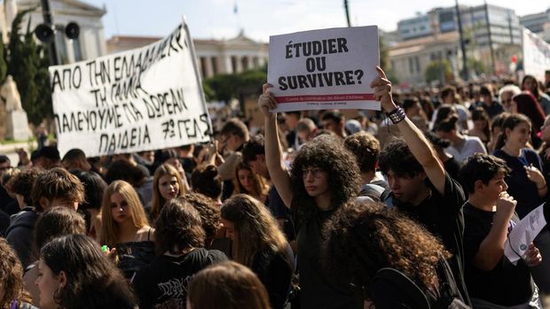 Students march in front of the Greek Parliament during a protest over rising housing costs and underfunded education, in solidarity with students in France and Spain, in Athens, Greece, October 21, 2026. REUTERS/Stelios Misinas