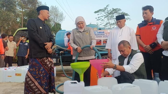 Gubernur Khofifah memberikan bantuan air bersih di Pacitan