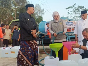 Khofifah Hadiri Peringati Hari Santri-Salurkan Air Bersih di Pacitan