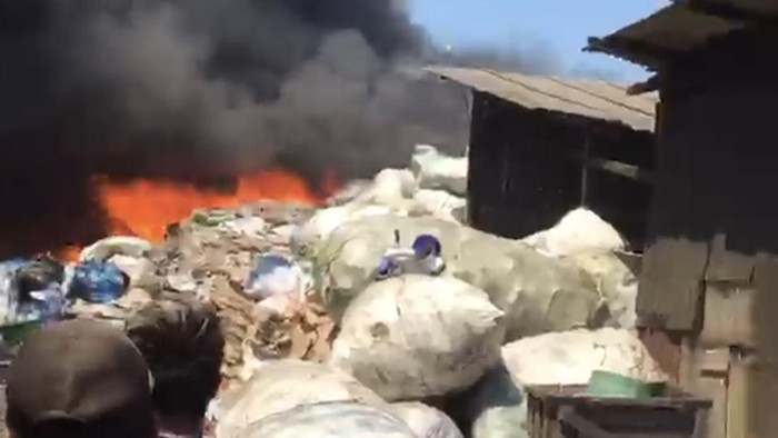 Gudang rongsokan terbakar di Wadungasri Sidoarjo
