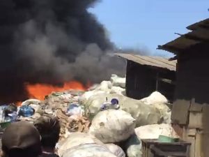 Gudang Rongsokan di Wadungasri Sidoarjo Terbakar Hebat