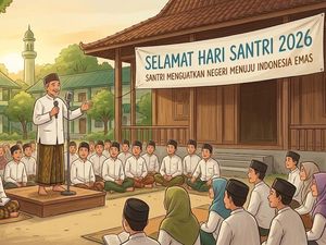 Mengulik Sejarah Sarung dan Peci yang Jadi Identitas Khas Santri