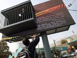 Olok-olok Terbaru, Iran Bikin Trump Dipenjara di Atas Papan Reklame