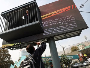 Olok-olok Terbaru, Iran Bikin Trump Dipenjara di Atas Papan Reklame