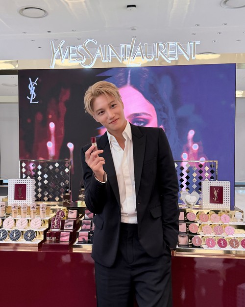 Kai EXO tampil dengan gaya rambut pirang saat menghadiri event YSL Beauty di Seoul, Korea Selatan.