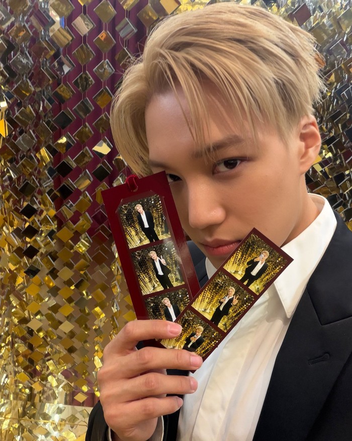 Kai EXO tampil dengan gaya rambut pirang saat menghadiri event YSL Beauty di Seoul, Korea Selatan.