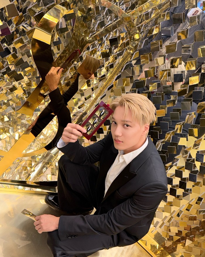 Kai EXO tampil dengan gaya rambut pirang saat menghadiri event YSL Beauty di Seoul, Korea Selatan.