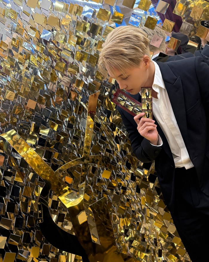 Kai EXO tampil dengan gaya rambut pirang saat menghadiri event YSL Beauty di Seoul, Korea Selatan.