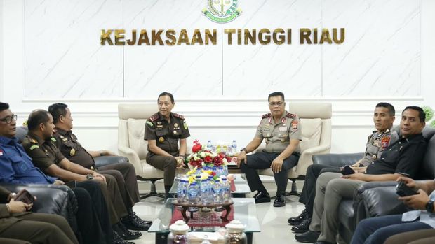 Kapolda Riau Irjen Arman Achdiat bersilaturahmi ke Kejaksaan Tinggi Riau, Kamis (22/10/2026)