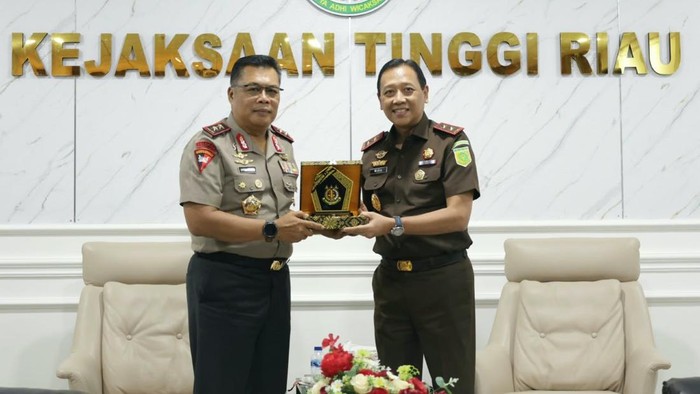 Kapolda Riau Irjen Arman Achdiat bersilaturahmi ke Kejaksaan Tinggi Riau Kapolda Riau Irjen Arman Achdiat bersilaturahmi ke Kejaksaan Tinggi Riau, Kamis (22/10/2026)