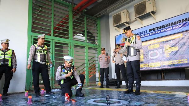Kapolres Metro Bekasi Kota Kombes Putu Kholis Aryana menyampaikan arahan kepada personel saat apel pengamanan Persija vs Arema FC di Stadion Patriot Candrabagha, Kota Bekasi, Rabu (21/10/2026).