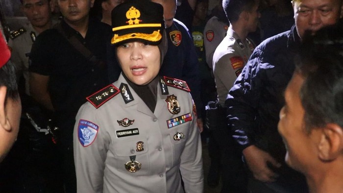 Kapolres Tegal berbaur dengan warga untuk mengamankan situasi saat evakuasi pelaku cabul