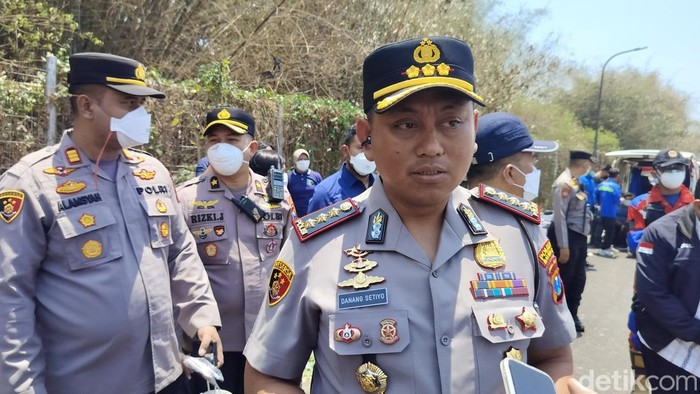 Kapolresta Malang Kota Kombes Danang Setiyo Pambudi Sukarno saat meninjau kebakaran TPA Supiturang