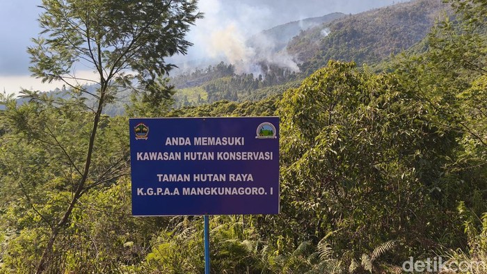 Kebakaran Gunung Lawu. Foto diambil dari Sakura Hills Karanganyar, Kamis (22/10/2026).