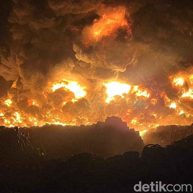 Potret Dahsyatnya Kebakaran Pengolahan Ban Bekas di Mojokerto