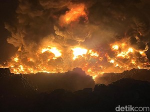 10 Ribu Ton Ban Bekas Terbakar di Mojokerto, Api Belum Padam Sejak Semalam