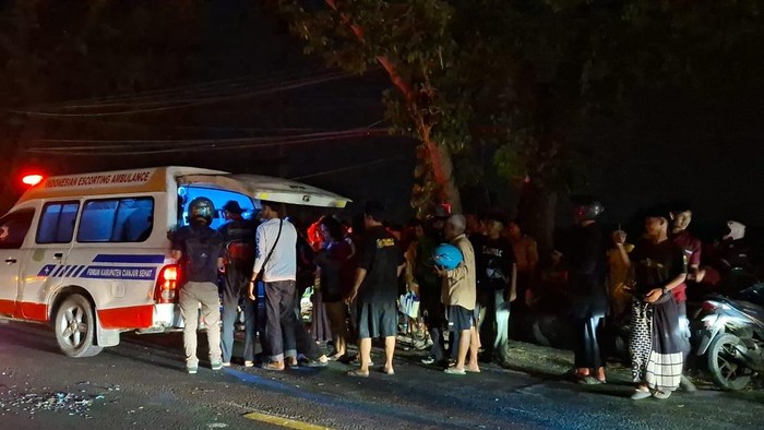 Petugas mengevakuasi korban kecelakaan di kawasan Cianjur