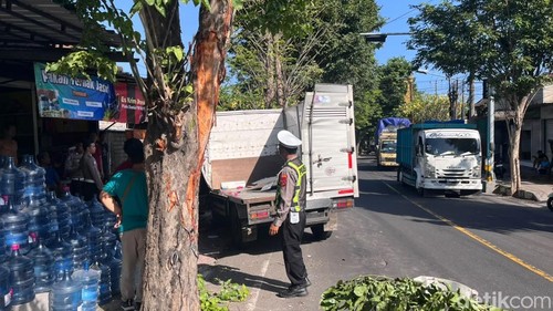 Polisi mengatur lalu lintas di lokasi truk tabrak pohon di Karangasem, Kamis (22/10/2026).