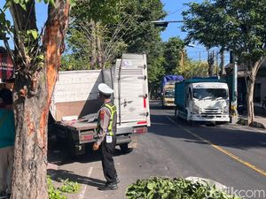 Ban Pecah, Truk Galon Tabrak Pohon di Jalur Amlapura-Denpasar