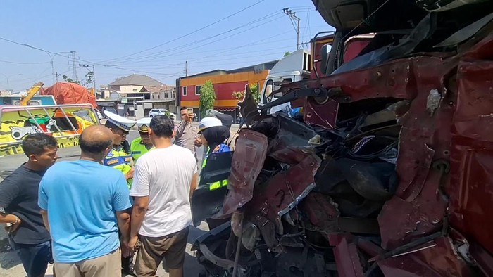 Penampakan salah satu truk yang ringsek usai kecelakaan karambol yang terjadi di jalan Pantura Kudus, Kamis (22/10/2026).