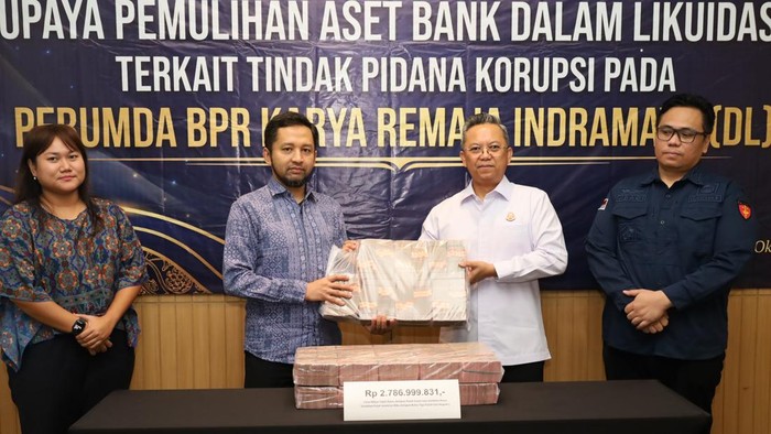 Kejari Indramayu menyerahkan hasil sita lelang korupsi Perumda BPR KRI.