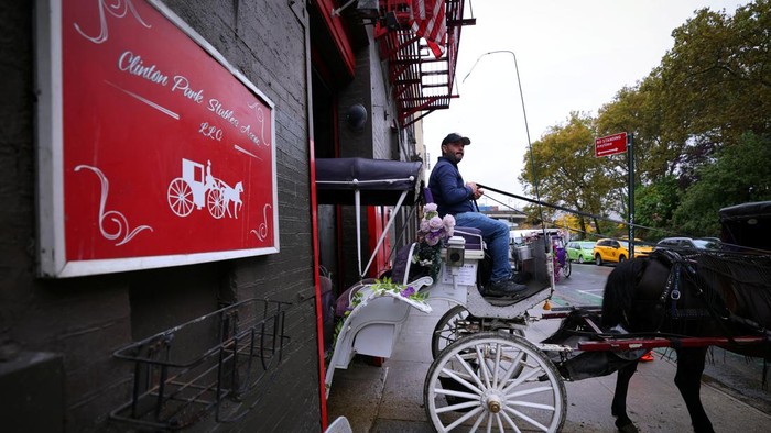 A driver and horse-drawn carriage leave Clinton Park Stables on Manhattan’s West side ahead of working in Central Park after Mayor Zohran Mamdani and the leader of the New York City council agreed to ban horse-drawn carriages beginning in 2028 in New York City, U.S., October 16, 2026. REUTERS/Mike Segar