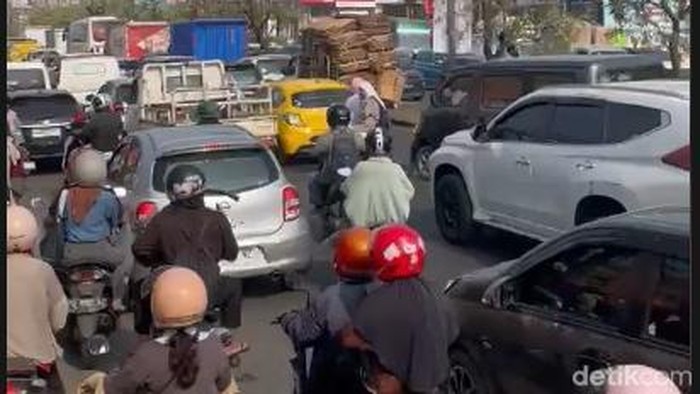 Kemacetan parah melanda Jalan Perintis Kemerdekaan, Makassar, akibat demo mahasiswa di pintu 1 Universitas Hasanuddin.