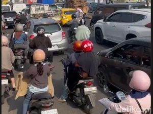 Jalan Perintis Makassar Macet Imbas Demo Sore Ini
