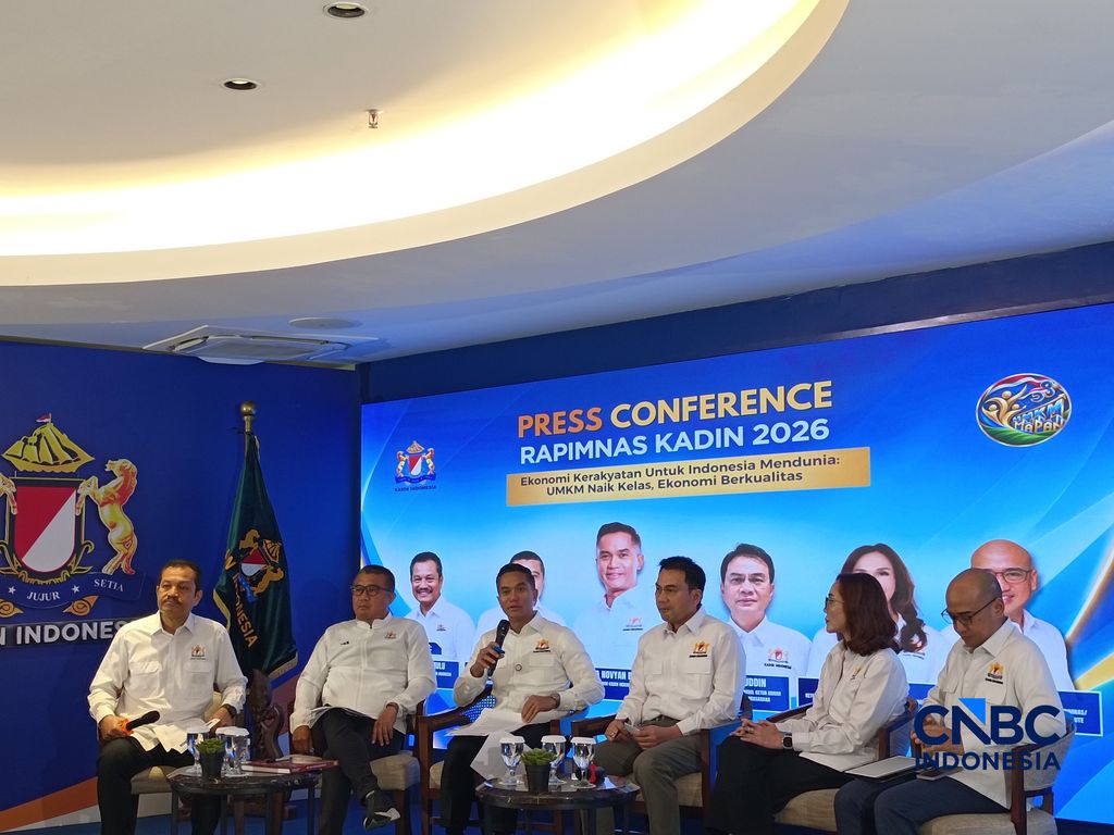 Ketua Umum Kadin Indonesia Anindya Novyan Bakrie saat konferensi pers di kantornya, Jakarta, Kamis (22/10/2026). (CNBC Indonesia/Martyasari Rizky)