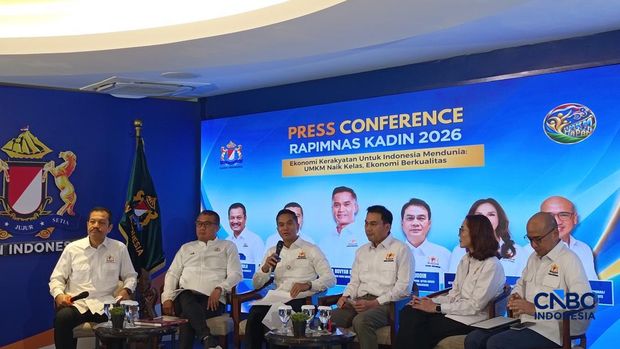 Ketua Umum Kadin Indonesia Anindya Novyan Bakrie saat konferensi pers di kantornya, Jakarta, Kamis (22/10/2026). (CNBC Indonesia/Martyasari Rizky)