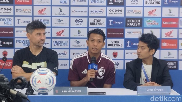 Kiper PSM, Muh Ardiansyah (tengah) saat konferensi pers usai laga melawan Persebaya di Stadion GBH.